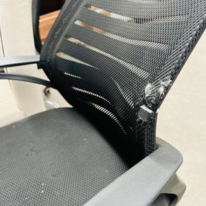 Lote de 4 Muebles: 2 Sillas de Oficina Negras y 1 Silla Tapizada Beige con Lámpara - imagen 5