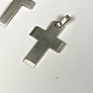Par de Cruces de Plata con Inscripción "1947" - imagen 3