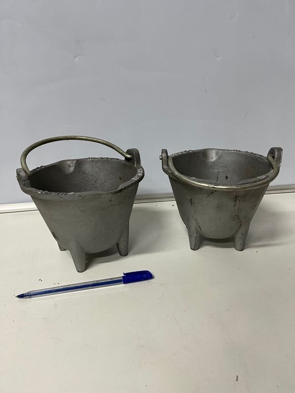 Dos Crisoles Pequeños "Made in Denmark" con Asa