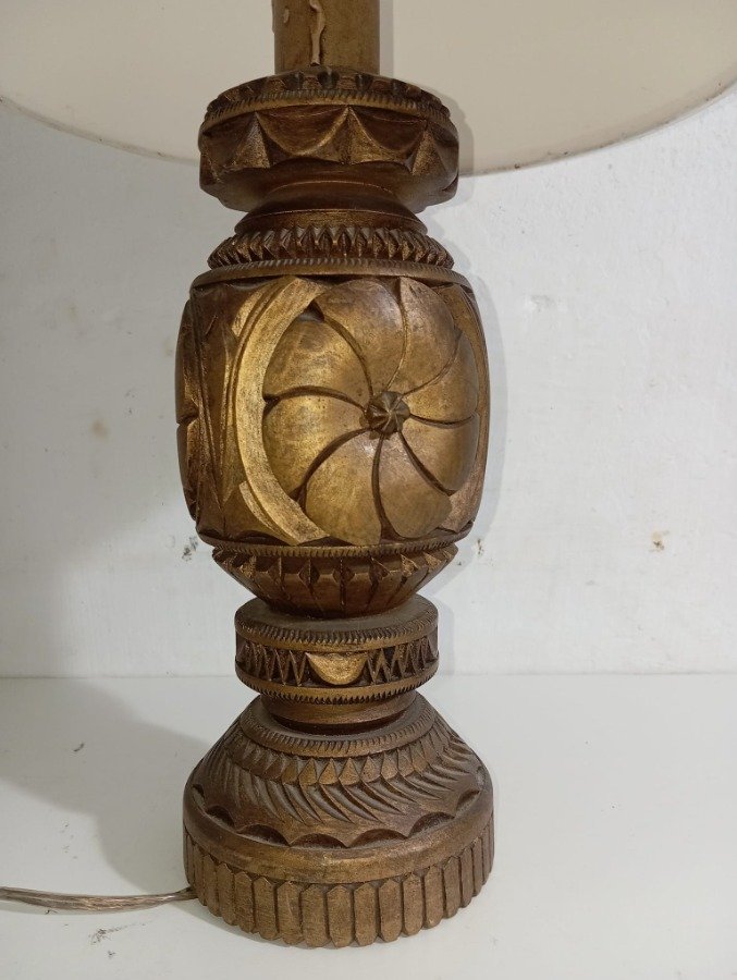 Lámpara de madera tallada con diseño floral - imagen 3