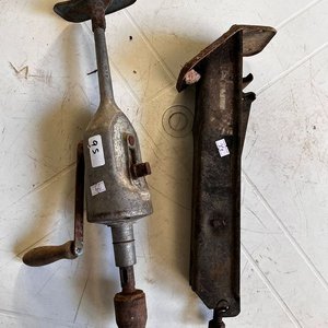 Lote anterior: Taladro de pecho antiguo y gato mecánico