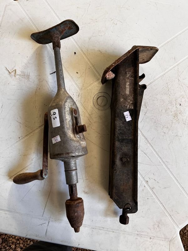 Taladro de pecho antiguo y gato mecánico