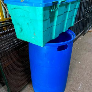 Dos Tarrinas Azules (180 y 200 Litros) y Baúl de PVC - imagen 5