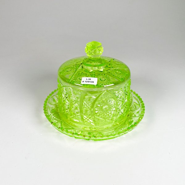 Lote siguiente: Vaso de vidrio verde tallado con plato