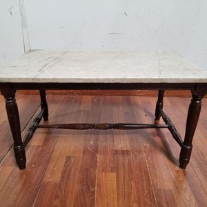 Lote siguiente: Mesa Ratona Antigua con Tapa de Mármol y Patas Torneadas