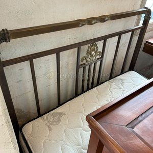 Cama Antigua de Hierro con Colchón y Mesa Ratona de Madera - imagen 2