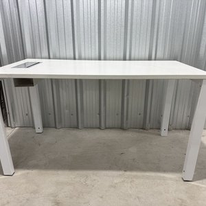 Lote anterior: Escritorio Blanco Moderno con Estructura Metálica y Tapa de Madera