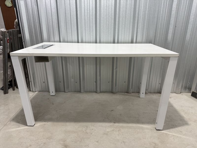 Escritorio Blanco Moderno con Estructura Metálica y Tapa de Madera