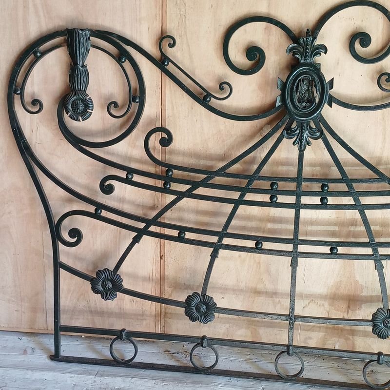 Reja Antigua en Hierro Forjado con Apliques Decorativos - imagen 2