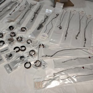 Lote de 50 Piezas de Joyería Nueva en Acero Quirúrgico: Collares, Pulseras y Anillos - imagen 4