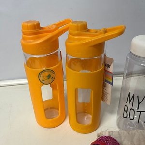 Micrófono Bluetooth Rosa, 7 Platos Infantiles, 2 Botellas y Reloj Despertador Rojo - imagen 3