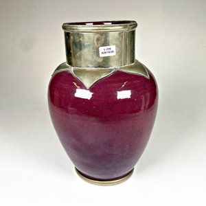 Lote siguiente: Florero Cerámica y Metal Color Borravino, Altura 30 cm