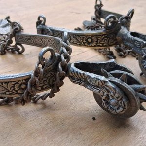 Par de Nazarenas Antiguas de Metal Blanco con Grabados Florales - imagen 1