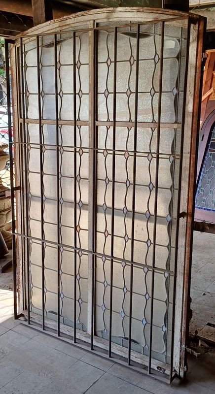 Ventana de hierro con vitrales decorativos - imagen 6