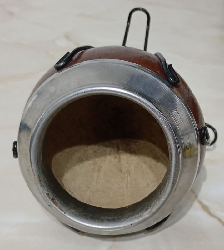 Mate de porongo con virola de acero inoxidable con aplique de imagen de caballo y 'URUGUAY' con soporte. Nuevo. - imagen 2