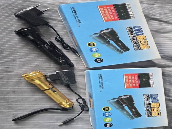 Linternas Tácticas LED Recargables Doradas y Negras con Cargador