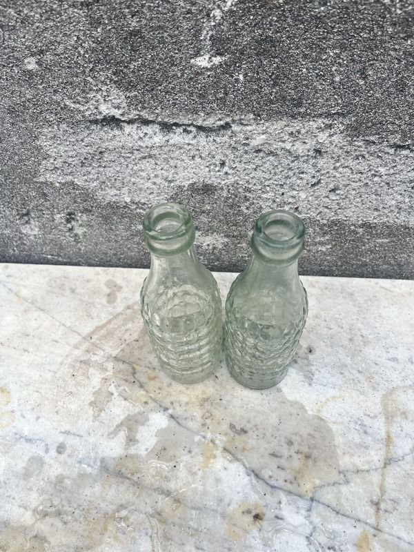 Dos botellas de URRETA en excelente condición - imagen 2