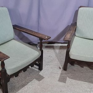 Par de Butacas Bajas de Madera con Almohadones Verdes - imagen 2