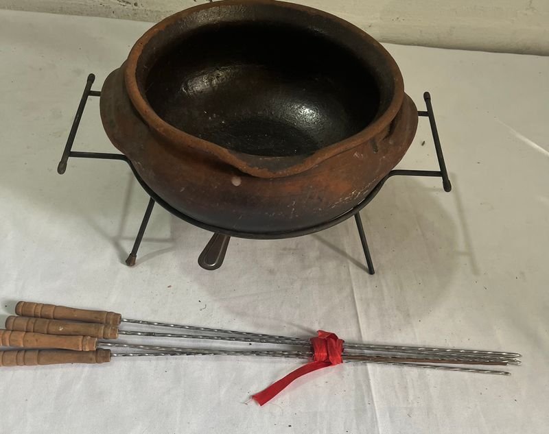 Olla Fondue Cerámica con Manija y Puntas de Metal - imagen 4