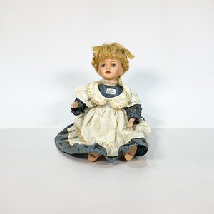 Lote siguiente: Muñeca Rubia de Porcelana con Vestido Blanco y Azul - 40 cm
