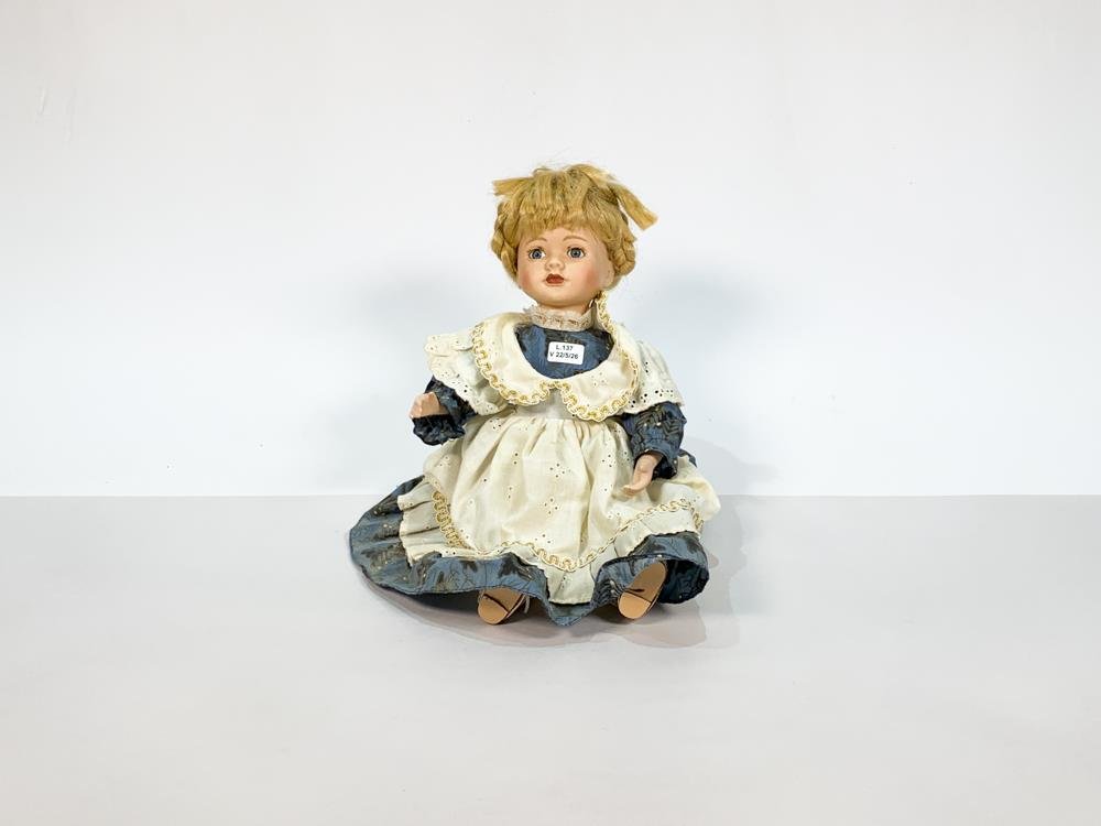 Muñeca Rubia de Porcelana con Vestido Blanco y Azul - 40 cm