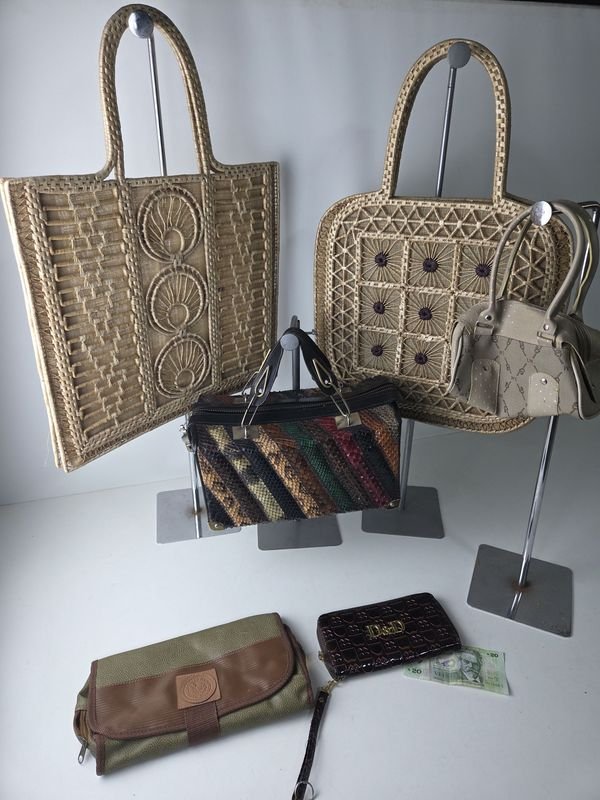 Lote siguiente: Carteras y monederos de gran calidad con diseños exclusivos