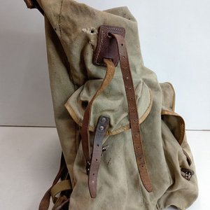 Antigua Mochila Militar de Lona y Cuero con Estructura Metálica - imagen 5