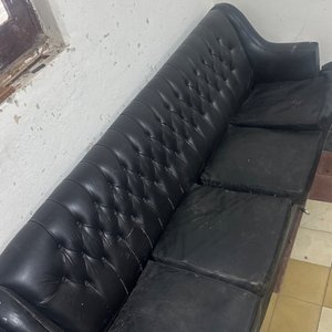 Lote anterior: Sofá de Cuero Negro con Almohadones