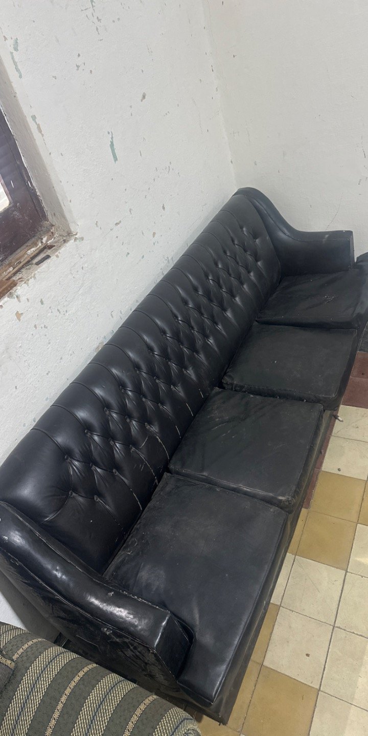Sofá de Cuero Negro con Almohadones