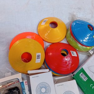 Seis piezas: cámara de acción, 2 ventiladores, 2 juegos de conos para entrenamiento y aplique de techo led. - imagen 4