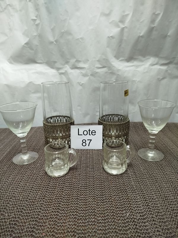 Lote de Cristalería Variada: Vasos con Base Metálica, Copas de Cóctel y Vasos de Chop