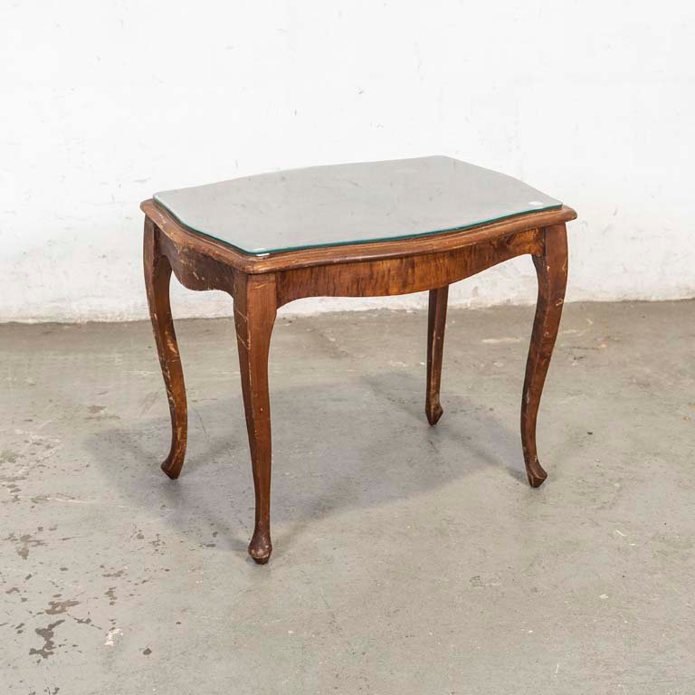 Lote siguiente: Mesa de sala francesa con detalles de calidad