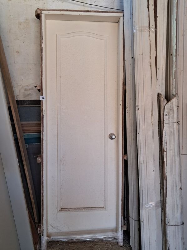 Puerta de cedro con diseño antiguo y manija metálica