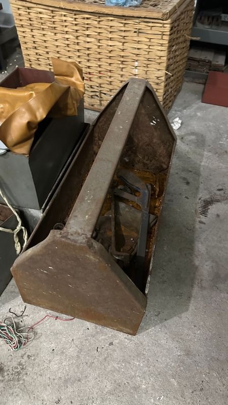 Herramientas y objetos en cajas metálicas - imagen 4