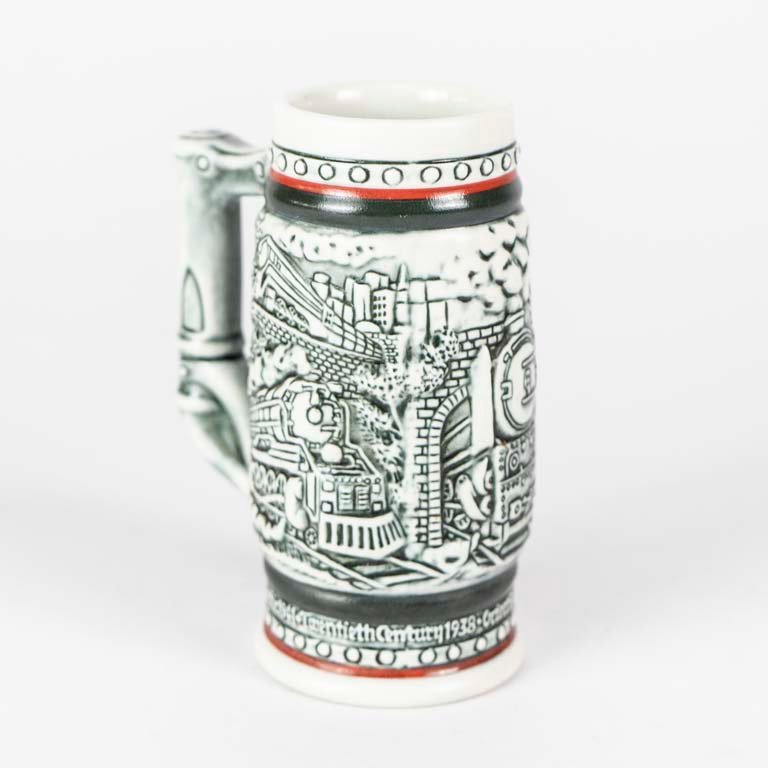 Jarra de cerveza policromada con escena de tren en relieve - imagen 2