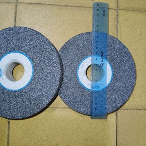 Lote siguiente: Dos Piedras de Esmeril de 15 cm de Diámetro