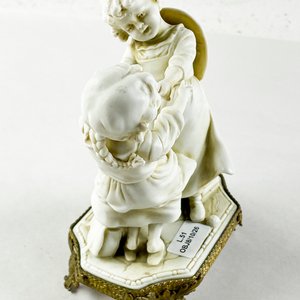Figura de niñas en Biscuit en base de bronce de 15 cm - imagen 2