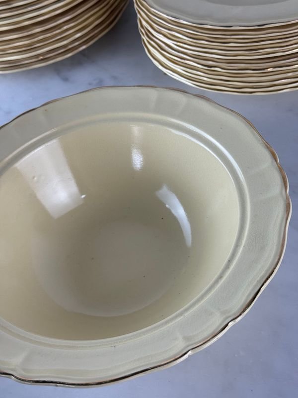 Platos y sopera en loza inglesa de Bovey Pottery - imagen 8