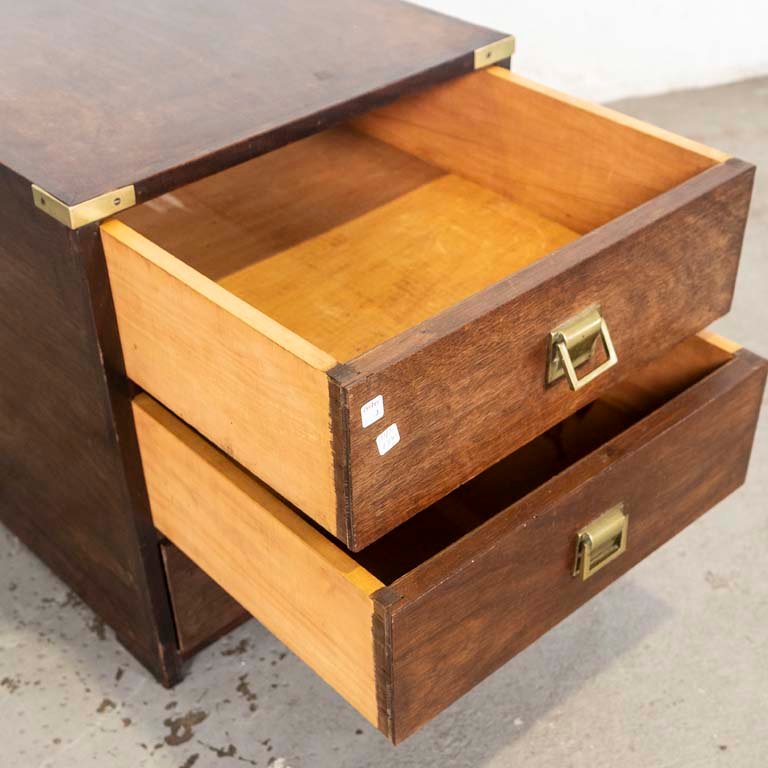Cajonero de madera con tres cajones y tiradores de bronce - imagen 3