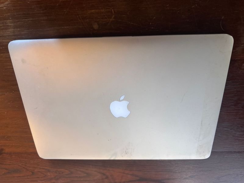 MacBook Pro con problemas de pantalla, necesita conexión externa - imagen 3