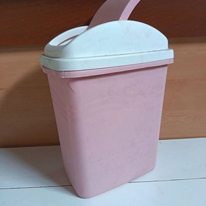 Lote anterior: Papelera Rosa con Tapa Blanca y Termo