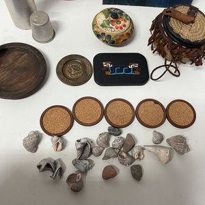 Lote Variado: Termo Acero, Posa Vasos, Plato Decorativo Perú, Caracoles y Adornos - imagen 9
