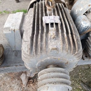 Motor Trifásico Usado de 20 HP con Polea - imagen 1