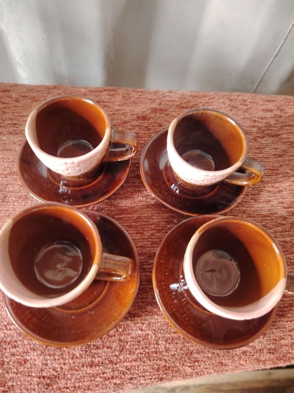 Juego de 4 pocillos de cerámica con relieve y platos - imagen 1