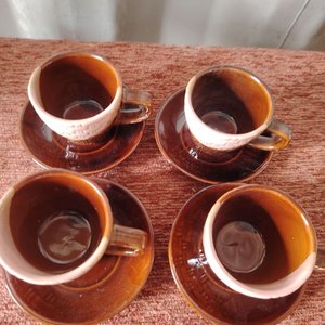 Lote siguiente: Juego de 4 pocillos de cerámica con relieve y platos