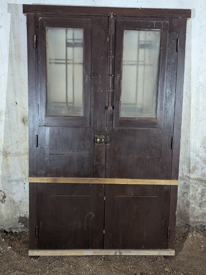 Puerta antigua de cedro con reja y marco de pinotea - imagen 8