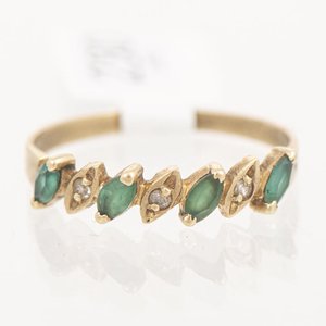 Lote siguiente: Anillo Medio Sin Fin Oro 18k con Esmeraldas y Brillantes