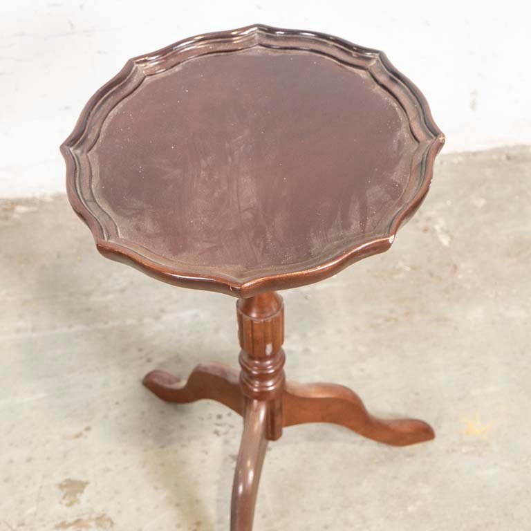 Pequeña mesa de sala inglesa con tapa lobulada y pie central trípode - imagen 2
