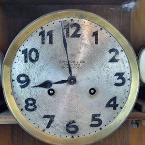 Antiguo Reloj de Pared de Madera con Péndulo y Esfera "Campos y Cia" - imagen 4