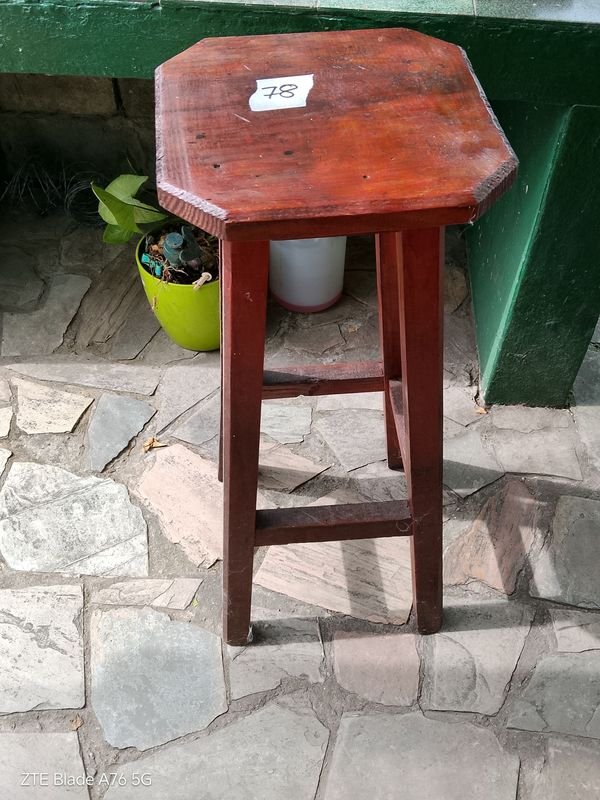 Lote siguiente: Mesa de madera alta con detalles antiguos